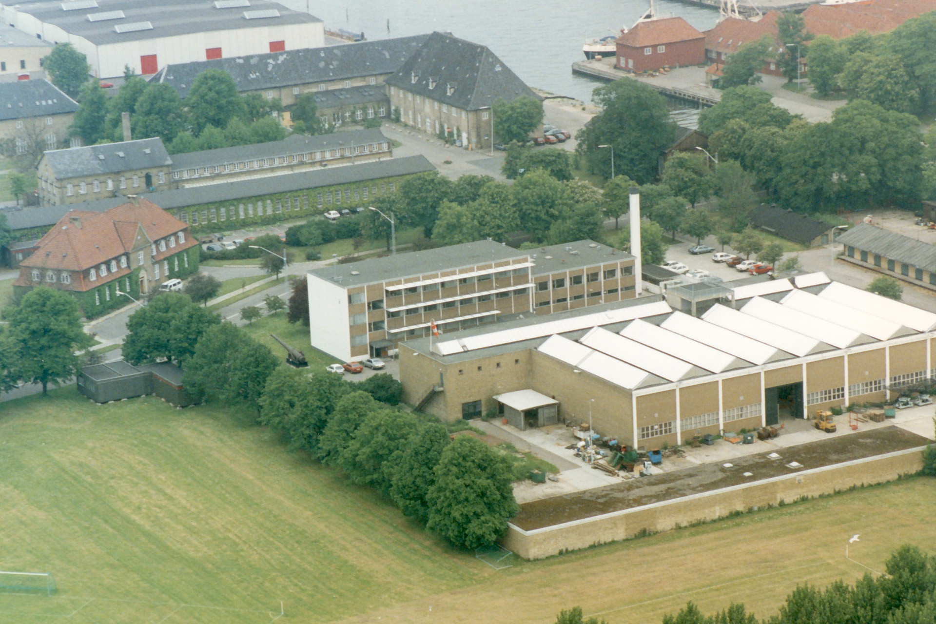 Arsenalet i dets oprindelige form. Til venstre ses det færdige resultat. Foto: Forsvaret