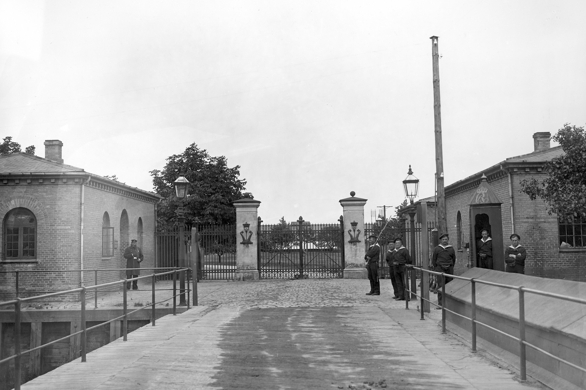 Den eneste landfaste adgang til Holmens område var i mange år Værftsbroen, som fører fra Prinsessegade på Christianshavn til Arsenalø. Foto: Forsvarsgalleriet 