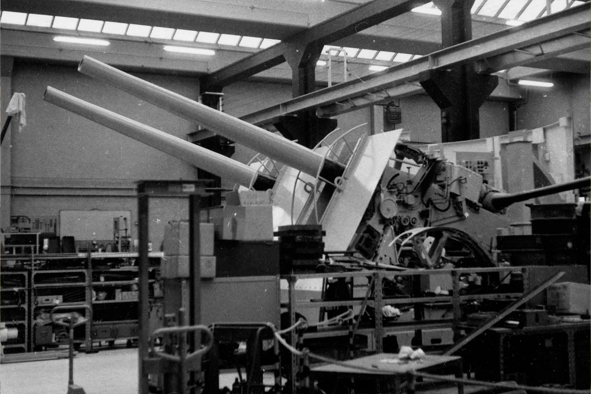 Kanoneftersyn af Fregatten F352 Peder Skrams store 127 mm-kanoner ved Forsvarets kanonværksted i 1979 (bygningen er i dag kendt som Værkstedshallen i Arsenalet). Kilde: Forsvarsgalleriet 