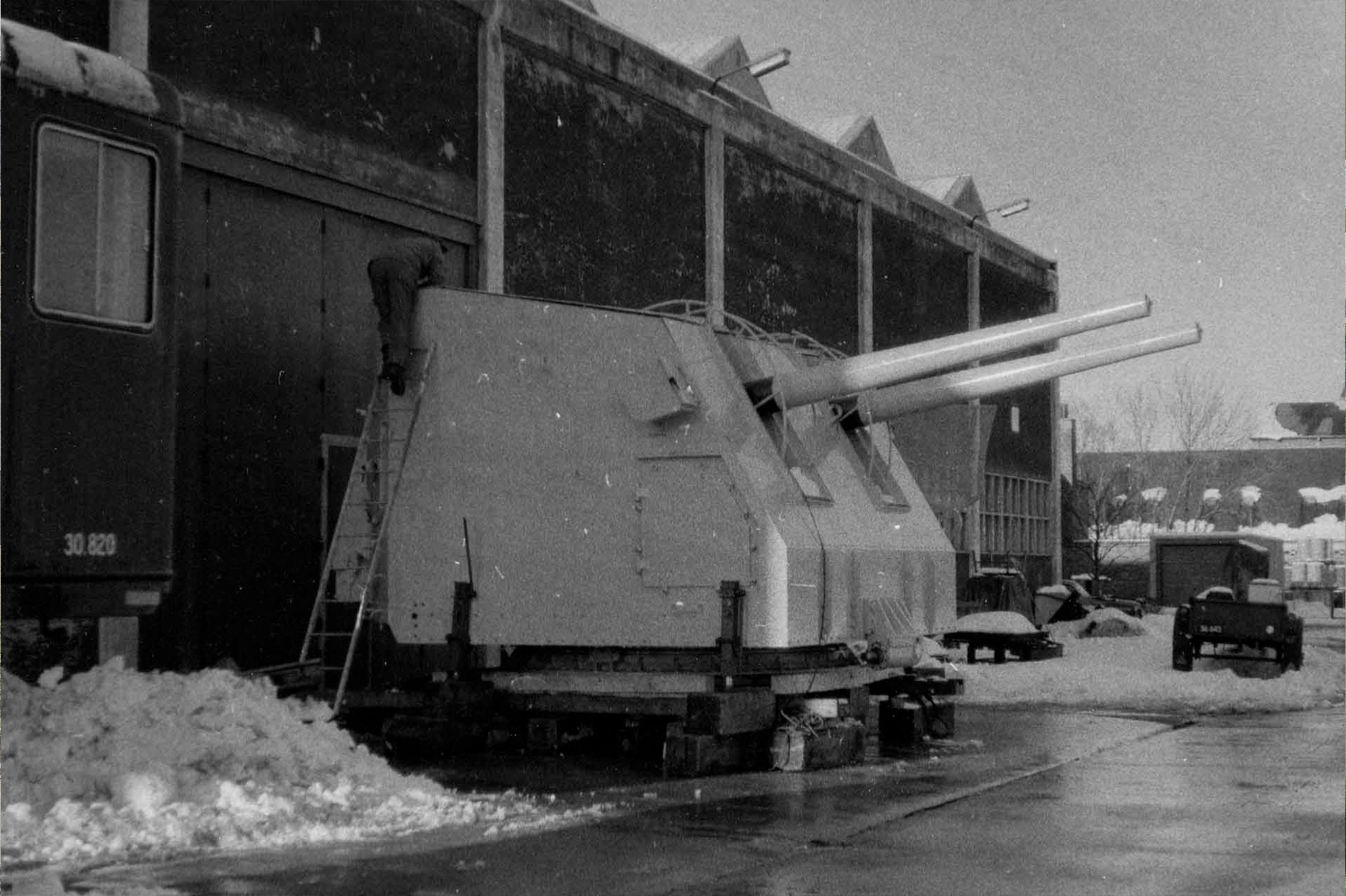 Kanoneftersyn af Fregatten F352 Peder Skrams store 127 mm-kanoner ved Forsvarets kanonværksted i 1979 (bygningen er i dag kendt som Værkstedshallen i Arsenalet). Kilde: Forsvarsgalleriet 