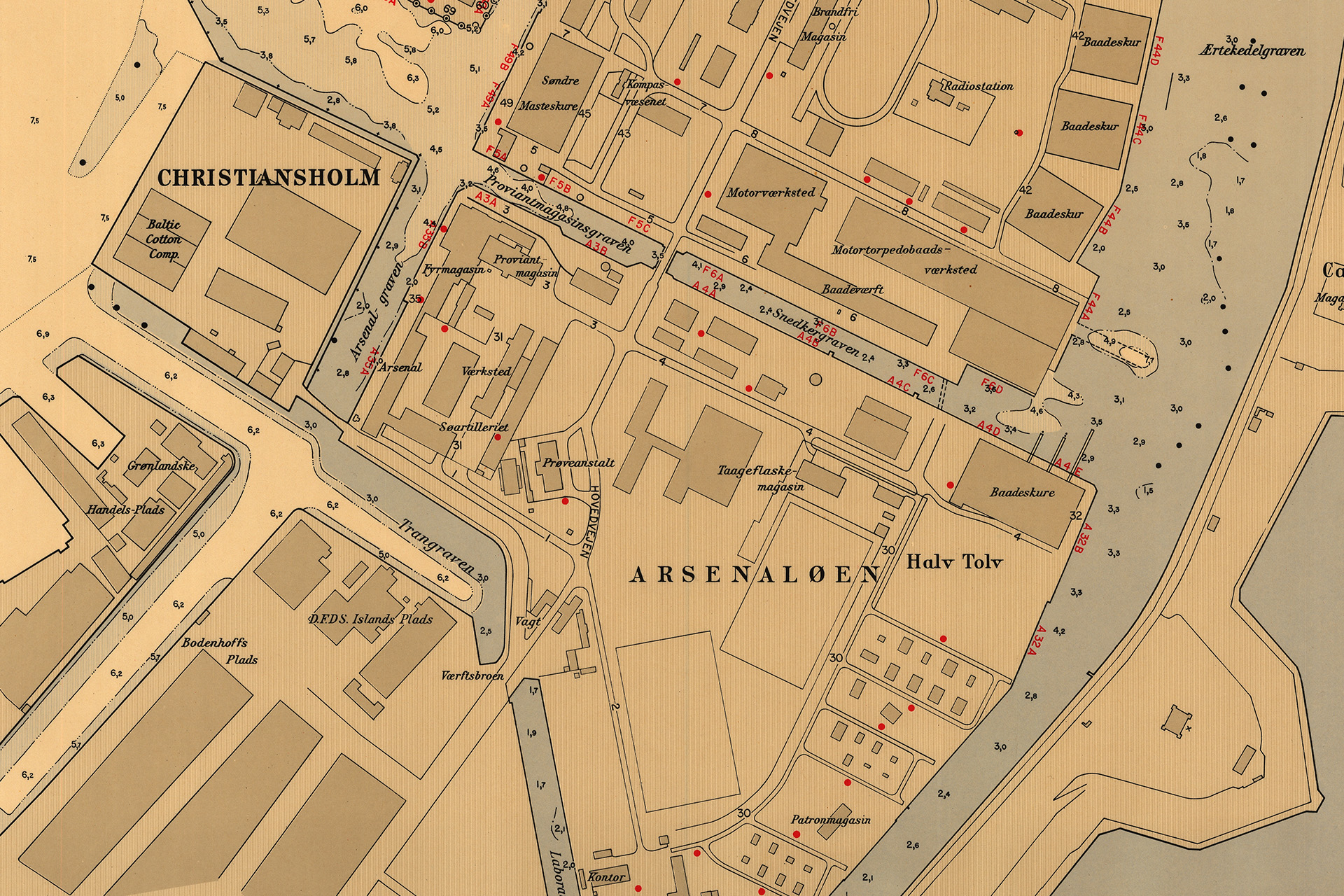 Zoomet ind. Kort over Holmen fra slutningen af 1950’erne viser Forsvarets kanonværksted indtegnet ved siden af det gamle Tågeflaskemagasin. Kanonværkstedet er i dag kendt som Værkstedshallen og ligger i Arsenalet. Kilde: Forsvaret