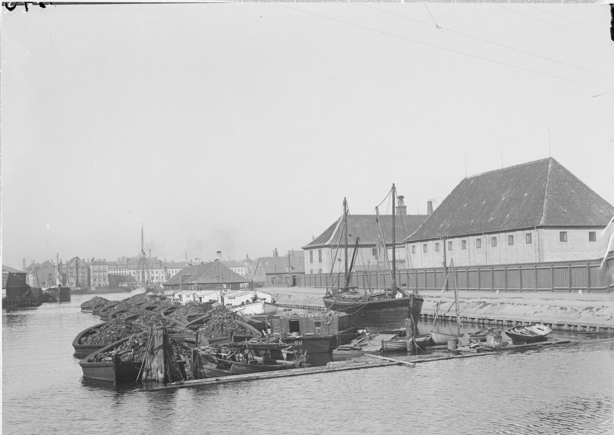 I jorden under Kuglegården og resten af Arsenaløen findes spor efter århundreders aktiviteter i havnen og Trangraven. Fotos: Københavns Museum / Frederik Riise og Fritz Theodor Benzen